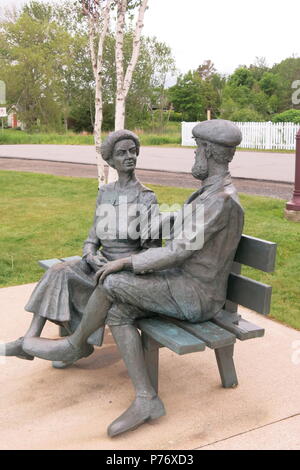 Statue eines sitzenden Paar auf einer Bank bei Baddeck Strandpromenade zum Gedenken an Alexander Graham Bell und seine Frau Mabel Hubbard Bell Stockfoto