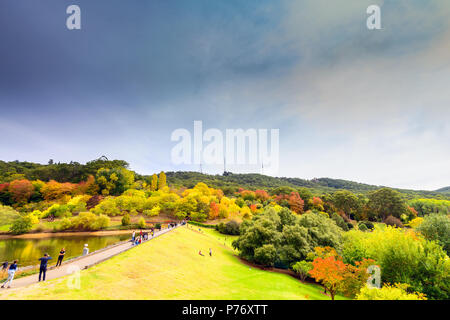 Adelaide, Australien - 16 April 2017: Menschen während Picknick feiern Herbstferien in Mount Lofty öffentlichen Garten an einem Tag Stockfoto