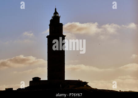 Silhouette der Turm des Herkules, der älteste Leuchtturm in Spanien, La/A Coruña, Galicien, Spanien, Europa Stockfoto