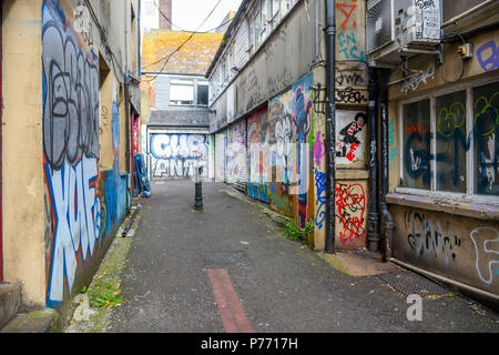 Graffiti auf schmalen Gasse Gasse in North Laine von Brighton, Großbritannien Stockfoto