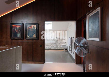 Ventilator in maskulinen Schlafzimmer mit Badezimmer Stockfoto
