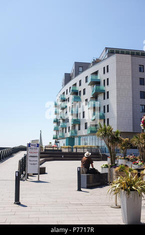 Brighton Marina Village Neue mehrfamilienhäuser Wohnungen mit Geschäften und Cafés an der Promenade Foto aufgenommen von Simon Dack Stockfoto