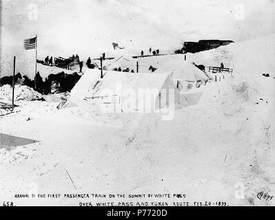 . Englisch: Ankunft der ersten Passagier Zug der White Pass & Yukon Railroad auf dem Gipfel des White Pass, Alaska, 20. Februar 1899. Englisch: Legende auf Bild: "Ankunft der erste Personenzug auf dem Gipfel des White Pass über White Pass und Yukon Route Feb 20, 1899 'Original Bild in Hegg Album 2, Seite 31. Klondike Gold Rush. Themen (LCTGM): Eisenbahnen - Alaska - White Pass Themen (LCSH): White Pass & Yukon Route (Hart); White Pass (v. Chr.); Pässe - Alaska. 1899 1 Ankunft der ersten Passagier Zug der White Pass & Yukon Railroad amp; auf dem Gipfel des White Pass, Leider Stockfoto