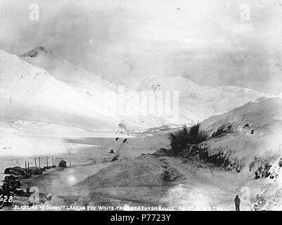 . Englisch: Trockeneisstrahlen das Grad am Gipfel See für den Bau der White Pass & Yukon Railroad, British Columbia, Februar 1899. Englisch: Legende auf Bild: "Strahlen am Gipfel See auf der White Pass und Yukon Route Feb '99'' Bild im Hegg Album 2, Seite 10. Themen (LCTGM): Railroad Konstruktion & Wartung - British Columbia; Strahlen - Britisch-kolumbien Themen (LCSH): White Pass & Yukon Route (Hart). 1899 2 Strahlen der Grad am Gipfel See für den Bau des White Pass & Amp; Yukon Railroad, British Columbia, Februar 1899 HEGG (397) Stockfoto