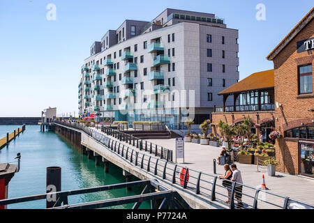 Brighton Marina Village Neue mehrfamilienhäuser Wohnungen mit Geschäften und Cafés an der Promenade Foto aufgenommen von Simon Dack Stockfoto