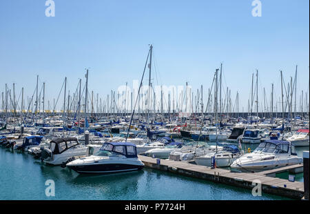 Brighton Marina Village mit Yachten auf Stegen festgemacht Stockfoto