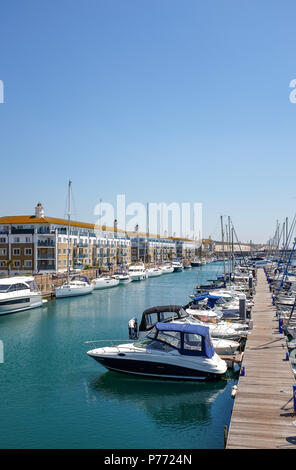 Brighton Marina Village mit Yachten auf Stegen festgemacht Stockfoto