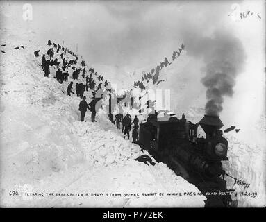 . Englisch: Clearing die Spuren der White Pass & Yukon Railroad nach einem Schneesturm auf dem Gipfel des White Pass, Alaska, 20. März 1899. Englisch: Legende auf Bild: "Clearing die Spur nach dem Schnee Sturm auf den Gipfel des White Pass und Yukon Route. Mar 20' 99'' Bild im Hegg Album 2, Seite 22. Original Foto von Eric A. Hegg 690 A; kopiert von Webster und Stevens 46. A. Klondike Gold Rush. Themen (LCTGM): Schneeräumung - Alaska - White Pass; Eisenbahnschienen - Alaska - White Pass; Eisenbahn Lokomotiven - Alaska - White Pass Themen (LCSH): White Pass (v. Chr.); Pässe - Alaska; Whit Stockfoto