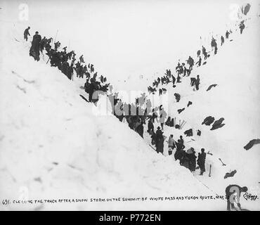 . Englisch: Clearing die Spuren der White Pass & Yukon Railroad nach einem Schneesturm auf dem Gipfel des White Pass, Alaska, 20. März 1899. Englisch: Legende auf Bild: "Löschen der Spur nach einem Schneesturm auf dem Gipfel des White Pass und Yukon Route Mar 20' 99'' Bild im Hegg Album 2, Seite 27. Original Foto von Eric A. Hegg 691, kopiert von Webster und Stevens 161. a. Klondike Gold Rush. Themen (LCTGM): Schneeräumung - Alaska - White Pass; Eisenbahnschienen - Alaska - White Pass Themen (LCSH): White Pass (v. Chr.); Pässe - Alaska; WHITE PASS AND YUKON ROUTE (Hart). 1899 2 Clearin Stockfoto