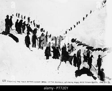 . Englisch: Clearing die Spuren der White Pass & Yukon Railroad nach einem Schneesturm auf dem Gipfel des White Pass, Alaska, 20. März 1899. Englisch: Legende auf Bild: "Löschen der Spur nach einem Schneesturm auf dem Gipfel des White Pass und Yukon Route. Mar 20' 99'' Bild im Hegg Album 2, Seite 28. Klondike Gold Rush. Themen (LCTGM): White Pass & Yukon Route (Hart); Schneeräumen - Alaska - White Pass Themen (LCSH): White Pass (v. Chr.); Pässe - Alaska. 1899 2 Clearing die Spuren des White Pass & Amp; Yukon Railroad nach einem Schneesturm auf dem Gipfel des White Pass, Alaska, 2. März Stockfoto