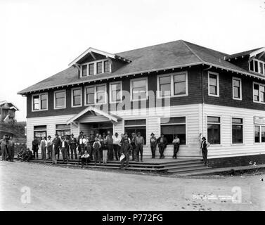 . Englisch: Company Store, Brookings Holz und Lumber Company, Brookings, Ca. 1919. Englisch: eine Abteilung der Kalifornien und Oregon Lumber Company. Bildunterschrift: 42, Brookings Brookings 516.275 PH-Coll ist eine Stadt in der Nähe der kalifornischen Grenze im Curry County, Oregon. Die Stadt wurde nördlich der Chetco River im Jahr 1913 von der Brookings Holz und Lumber Company gegründet. Die Vermögenswerte des Unternehmens wurden mit der Del Norte in Nordkalifornien zusammengeführt und bilden die Kalifornien und Oregon Lumber Company. Die C&O Lumber Company Mühle geschlossen im Jahre 1925. Themen (LCSH): xyz. ca. 1919 3 Company Store, Bach Stockfoto