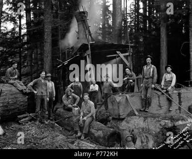 . Englisch: Crew vor der Esel Motor, Columbia River Timber Company, Skamokawa, Ca. 1918. Englisch: Die Columbia River Timber Company Hauptsitz in Portland, Oregon, und Camps an Goble, Oregon, Skamokawa und Yacolt, Washington hatte. Bildunterschrift auf Bild: Columbia River Holz + Protokollierung Co, Skamokawa, Erz, Nr. 4 PH-Coll 516.704 der Columbia River Timber Company im frühen zwanzigsten Jahrhundert in der Columbia River basin Bereich betrieben mit Lagern in Goble von Columbia County, yacolt von Clark County, und skamokawa von Wahkiakum County. Goble war ein Anschlag auf die Goble, Nehalem & Pacific Railway. Subje Stockfoto