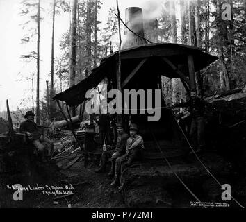 . Englisch: Crew mit Esel Motor, Vance Lumber Company, in der Nähe von Malone, Ca. 1916. Englisch: Legende auf Bild: Vance Lumber Co., Malone, Washington C. Kinsey Foto, Seattle. Nr. 8 PH-Coll 516.4497 Das Sägewerk in Malone wurde vor 1908 von der Joe Vance Lumber Company gegründet. Es war für die Bordeaux Lumber Company verkauft werden kann. 1922. Malone ist eine Gemeinschaft, die auf dem Moxie Creek 15 Meilen östlich von Montesano im Südosten Grays Harbor County. Es war einmal ein Sägewerk und Schindel Mühle Stadt, aber nun hat keine Bedeutung. Der Name ist für Hector J. Malone, der die erste Schindel Mühle im Jahre 1897 gegründet. Stockfoto