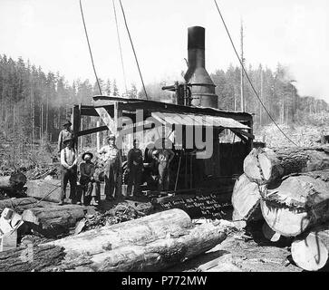 . Englisch: Crew mit Esel Motor, Camp 9, Puget Sound Mühle und Timber Company, in der Nähe von Twin, Ca. 1922. Englisch: Legende auf Bild: Puget Sound Mill & Holz Co., Camp 9, Twin River, Washington C. Kinsey Foto, Seattle. Nr. 7 PH-Coll 516.2993 Puget Sound Mill & Holz Firma schnitt seine ersten Bauholz in Port Angeles im Jahre 1914. Protokollierung der Vorgänge wurden am 2. Die Mühle war aus dem Geschäft von 1927. Twin ist eine kleine Siedlung an der Straße von Juan de Fuca, 20 km westlich von Port Angeles an der Mündung des Twin River in North Central Clallam County genannt für seine Position an den Mündungen von West- und Ost Stockfoto