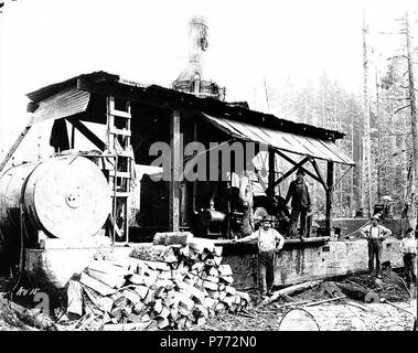 . Englisch: Crew mit Esel Motor, Vance Lumber Company, in der Nähe von Malone, Ca. 1916. Englisch: Legende auf Bild: Vance Logging Co., Malone, Washington Nr. 15 PH-Coll 516.4505 Das Sägewerk in Malone wurde vor 1908 von der Joe Vance Lumber Company gegründet. Es war für die Bordeaux Lumber Company verkauft werden kann. 1922. Malone ist eine Gemeinschaft, die auf dem Moxie Creek 15 Meilen östlich von Montesano im Südosten Grays Harbor County. Es war einmal ein Sägewerk und Schindel Mühle Stadt, aber nun hat keine Bedeutung. Der Name ist für Hector J. Malone, der die erste Schindel Mühle im Jahre 1897 gegründet. Malone war eine Stadt, wo Stockfoto