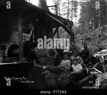. Englisch: Crew mit Esel Motor, Western Küferei Firma, Olney, Ca. 1920. Englisch: Legende auf Bild: Western Küferei Co., Nr. 15 PH-Coll 516.4742 der westlichen Küferei Unternehmen wurde in der Protokollierung sowie die barrel Herstellung. Formal durch Watson Eastman in Los Angeles gegen Ende des neunzehnten Jahrhunderts organisiert, das Unternehmen schnell ausbreiten im Nordwesten nach der Jahrhundertwende. Die Firma wurde ein großes Anliegen mit Pflanzen in Seattle, Los Angeles, Aberdeen und Houlton, unter anderem. Im Jahre 1907 kaufte die Firma 16.000 Fuß des Holzes in den Cl Stockfoto