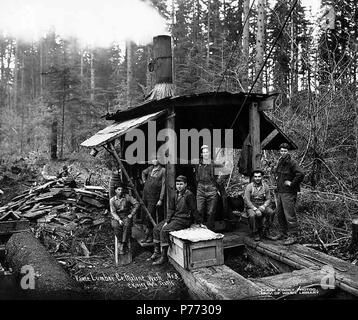 . Englisch: Esel Motor und Crew, Vance Lumber Company, in der Nähe von Malone, Ca. 1916. Englisch: Legende auf Bild: Vance Lumber Co., Malone, Washington C. Kinsey Foto, Seattle. Nr. 3 PH-Coll 516.4495 Das Sägewerk in Malone vor 1908 von der Joe Vance Lumber Company gegründet wurde. Es war für die Bordeaux Lumber Company verkauft werden kann. 1922. Malone ist eine Gemeinschaft, die auf dem Moxie Creek 15 Meilen östlich von Montesano im Südosten Grays Harbor County. Es war einmal ein Sägewerk und Schindel Mühle Stadt, aber nun hat keine Bedeutung. Der Name ist für Hector J. Malone, der die erste Schindel Mühle im Jahre 1897 gegründet. M Stockfoto