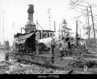 . Englisch: Esel Motor und Crew, Wynooche Timber Company, in der Nähe der Montesano, Ca. 1921. Englisch: Legende auf Bild: Wynoche Loggen. Co., Montesano, Wn. C. Kinsey Foto, Seattle. Nr. 59 PH-Coll 516.5156 Die Wynooche Holz unternehmen kann. 1913 mit Hauptsitz in Hoquiam und Protokollierung der Vorgänge in Montesano. Es war für Wynooche Tal im Nordosten Grays Harbor County genannt. Wynooche Timber Company wurde von Schafer Brüder Logging Company gekauft. 1927. Montesano, der Sitz der County Grays Harbor County, ist acht Meilen östlich von Aberdeen auf der Chehalis River in der Nähe der Mündung des Wynooch Stockfoto