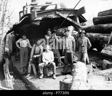 . Englisch: Esel Motor und Crew, Wynooche Timber Company, in der Nähe der Montesano, Ca. 1921. Englisch: Legende auf Bild: Wynoche anmelden. Co.Montesano, Wn. C. Kinsey Foto, Seattle. Nr. 70 PH-Coll 516.5166 Die Wynooche Holz unternehmen kann. 1913 mit Hauptsitz in Hoquiam und Protokollierung der Vorgänge in Montesano. Es war für Wynooche Tal im Nordosten Grays Harbor County genannt. Wynooche Timber Company wurde von Schafer Brüder Logging Company gekauft. 1927. Montesano, der Sitz der County Grays Harbor County, ist acht Meilen östlich von Aberdeen auf der Chehalis River in der Nähe der Mündung des Wynooche Stockfoto