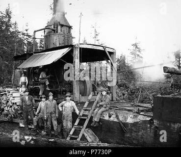 . Englisch: Esel Motor und Crew, Wynooche Timber Company, wahrscheinlich in Grays Harbor County, CA. 1921. Englisch: PH-Coll 516.5233 Die Wynooche Holz unternehmen kann. 1913 mit Hauptsitz in Hoquiam und Protokollierung der Vorgänge in Montesano. Es war für Wynooche Tal im Nordosten Grays Harbor County genannt. Wynooche Timber Company wurde von Schafer Brüder Logging Company gekauft. 1927. Themen (LCTGM): Dampf Esel - Washington (State); Logger; Brennholz - Washington (State); Leitern; Rollen; Holzindustrie - Washington (State); Wynooche Timber Company - Leute - Washington (State) Stockfoto