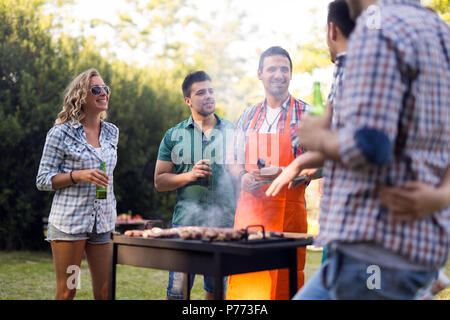 Gerne Studenten mit Grill im Sommer Tag Stockfoto