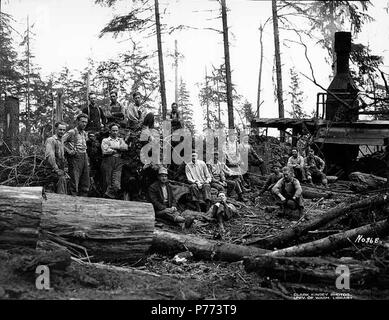 . Englisch: Loading Crew und Esel Motor, Wynooche Timber Company, in der Nähe der Montesano, Ca. 1921. Englisch: Legende auf Bild: Nr. 86 B PH Coll 516.5174 Die Wynooche Holz unternehmen kann. 1913 mit Hauptsitz in Hoquiam und Protokollierung der Vorgänge in Montesano. Es war für Wynooche Tal im Nordosten Grays Harbor County genannt. Wynooche Timber Company wurde von Schafer Brüder Logging Company gekauft. 1927. Montesano, der Sitz der County Grays Harbor County, ist acht Meilen östlich von Aberdeen auf der Chehalis River in der Nähe der Mündung des Wynooche Fluss in Grays Harbor County. 1862, Th Stockfoto