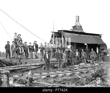 . Englisch: Logging Crew und Esel Motor neben Eisenbahn, Schmirgel und Nelson, Inc., Ca. 1917. Englisch: Legende auf Bild: Emery & Nelson, Napavine, Washington C. Kinsey Foto. Nr. 4 PH-Coll 516.1135 Emery & Nelson, Inc. wurde im Geschäft von Ca. 1909 bis Ca. 1928, in Napavine in Lewis County gehabt. Napavine ist sieben Meilen südöstlich von Olympia auf dem newaukum Fluss in West Central Lewis County. Es ist auf der John urquhart die Spende Land behaupten. Dezember 17,1863, es wurde von James Urquhart benannt, mit dem indischen Namen kleine Wiese. 1873, Northern Pacific Railway Beamten acce Stockfoto