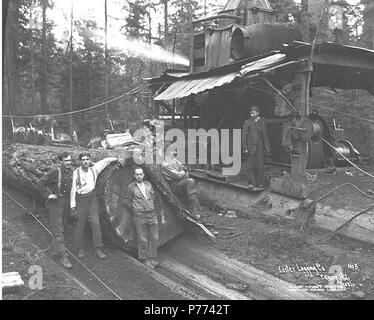 . Englisch: Logging Crew und Esel Motor neben skid Straße, Lester Logging Company, Ca. 1915. Englisch: Legende auf Bild: Lester Logging Co.C. Kinsey Foto, Seattle. Nr. 5 PH-Coll 516.1722 Die E H Lester Logging Company wurde im Geschäft in der Montesano Bereich von Ca. 1910 bis 1919, als es in den Saginaw Timber Company zusammengeführt. Der E.H. Lester Logging Company hatte zwei - Meile logging Railroad. Montesano, der Sitz der County Grays Harbor County, ist acht Meilen östlich von Aberdeen auf der Chehalis River in der Nähe der Mündung des Wynooche Fluss in Grays Harbor County. Im Jahr 1862, der Name der Berg Zion, wa Stockfoto