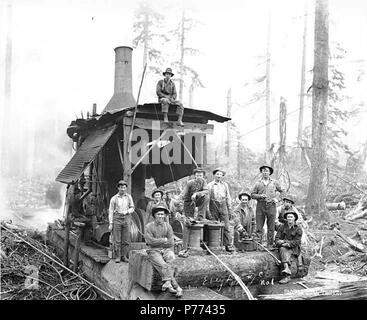 . Englisch: Logging Crew und Esel Motor, Ebey Anmeldung Firma, Ca. 1917. Englisch: Legende auf Bild: ebey Anmeldung Co.Nr. 1 PH-Coll 516.1081 Ebey Anmeldung Firma im Geschäft war von Ca. 1909 bis Ca. 1927, mit Betrieben in Arlington, Snohomish County. 1927 verkaufte er seine Logging railroad Canyon Lumber Company. Arlington ist zwölf Meilen nördlich von Everett an der Kreuzung der Nord und Süd Gabeln des Stillaguamish River im Nordwesten Snohomish County. Themen (LCTGM): Logger; Protokolle; Dampf Esel - Washington (State); Holzindustrie - Washington (State); Ebey Anmeldung Firma - Leute - Stockfoto