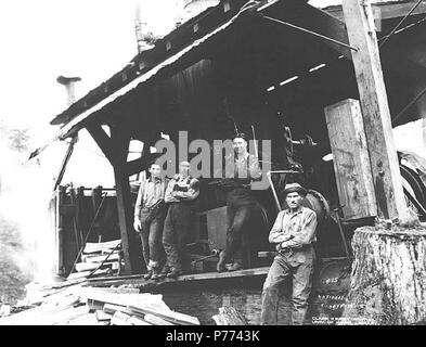 . Englisch: Logging Crew und Esel Motor, National Lumber und Manufacturing Company, Ca. 1920. Englisch: Legende auf Bild: National. Kinsey Foto. Nr. 15 PH-Coll 516.2243 Die National Lumber & Manufacturing Company wurde im Geschäft von 1920 bis 1927, mit Hauptsitz und Mühle in Hoquiam und Protokollierung der Vorgänge erste in Houston und dann, 1924, in Elma. National Lumber wurde in Polson Lumber Company im Jahr 1927 verkauft. Cedarville ist eine kleine Siedlung in der Nähe der Chehalis River, 11 km südöstlich von Elma, im Südosten Grays Harbor County. Im Jahre 1855 wurde festgestellt, wenn ein Blockhaus o gebaut wurde Stockfoto