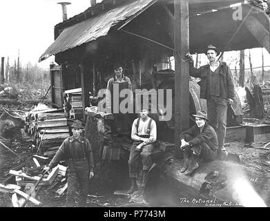 . Englisch: Logging Crew und Esel Motor, National Lumber und Manufacturing Company, Houston, Ca. 1921. Englisch: Legende zum Bild: Die nationalen. C. Kinsey Foto, Seattle. Nr. 1 PH-Coll 516.2196 Die National Lumber & Manufacturing Company wurde im Geschäft von 1920 bis 1927, mit Hauptsitz und Mühle in Hoquiam und Protokollierung der Vorgänge erste in Houston und dann, 1924, in Elma. National Lumber wurde in Polson Lumber Company im Jahr 1927 verkauft. Cedarville ist eine kleine Siedlung in der Nähe der Chehalis River, 11 km südöstlich von Elma, im Südosten Grays Harbor County. Im Jahre 1855 wurde festgestellt, wh Stockfoto
