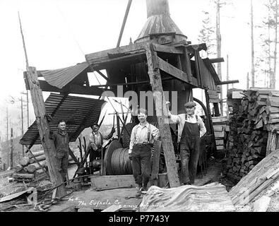 . Englisch: Logging Crew und Esel, die Eufaula Firma, Ca. 1921. Englisch: Legende zum Bild: Die Eufaula Co.C. Kinsey Foto, Seattle. Nr. 4 PH-Coll 516.1150 Die Eufaula Unternehmen wurde im Geschäft kann. 1915 bis Ca. 1926. Eufaula ist ein ehemaliger logging Stadt, die jetzt praktisch zwei Meilen nördlich des Columbia River und vier Meilen nordwestlich von Longview in westlichen Cowlitz County verlassen. In den späten 1880er Jahren wurde die Stadt von Jefferson D. Brock, ein Angestellter eines Logging Company genannt, für seine Heimatstadt in Alabama Themen (LCTGM): Logger; Protokolle; Dampf Esel - Washington (State); Brennholz -- Washi Stockfoto