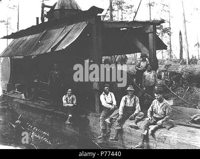 . Englisch: Logging Crew und Esel Motor, National Lumber und Manufacturing Company, Ca. 1920. Englisch: Legende zum Bild: Die nationalen. Kinsey Foto. Nr. 1 PH-Coll 516.2235 Die National Lumber & Manufacturing Company wurde im Geschäft von 1920 bis 1927, mit Hauptsitz und Mühle in Hoquiam und Protokollierung der Vorgänge erste in Houston und dann, 1924, in Elma. National Lumber wurde in Polson Lumber Company im Jahr 1927 verkauft. Cedarville ist eine kleine Siedlung in der Nähe der Chehalis River, 11 km südöstlich von Elma, im Südosten Grays Harbor County. Im Jahre 1855 wurde festgestellt, wenn ein Blockhaus buil wurde Stockfoto