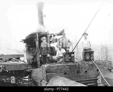 . Englisch: Logging Crew und Esel, die Eufaula Firma, Ca. 1921. Englisch: Legende zum Bild: Die Eufaula Co.C. Kinsey Foto, Seattle. Nr. 19 PH-Coll 516.1157 Die Eufaula Unternehmen wurde im Geschäft kann. 1915 bis Ca. 1926. Eufaula ist ein ehemaliger logging Stadt, die jetzt praktisch zwei Meilen nördlich des Columbia River und vier Meilen nordwestlich von Longview in westlichen Cowlitz County verlassen. In den späten 1880er Jahren wurde die Stadt von Jefferson D. Brock, ein Angestellter eines Logging Company genannt, für seine Heimatstadt in Alabama Themen (LCTGM): Logger; Dampf Esel - Washington (State); Holzindustrie - War Stockfoto