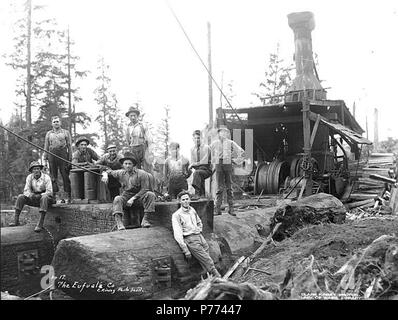 . Englisch: Logging Crew und Esel, die Eufaula Firma, Ca. 1921. Englisch: Legende zum Bild: Die Eufuala Co.C. Kinsey Foto, Seattle. Nr. 17 PH-Coll 516.1156 Die Eufaula Unternehmen wurde im Geschäft kann. 1915 bis Ca. 1926. Eufaula ist ein ehemaliger logging Stadt, die jetzt praktisch zwei Meilen nördlich des Columbia River und vier Meilen nordwestlich von Longview in westlichen Cowlitz County verlassen. In den späten 1880er Jahren wurde die Stadt von Jefferson D. Brock, ein Angestellter eines Logging Company genannt, für seine Heimatstadt in Alabama. Themen (LCTGM): Logger; Dampf Esel - Washington (State); Brennholz - Washingto Stockfoto