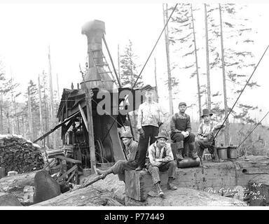 . Englisch: Logging Crew und Esel, die Eufaula Firma, Ca. 1921. Englisch: Legende zum Bild: Die Eufaula Co.C. Kinsey Foto, Seattle. Nr. 11 PH-Coll 516.1152 Die Eufaula Unternehmen wurde im Geschäft kann. 1915 bis Ca. 1926. Eufaula ist ein ehemaliger logging Stadt, die jetzt praktisch zwei Meilen nördlich des Columbia River und vier Meilen nordwestlich von Longview in westlichen Cowlitz County verlassen. In den späten 1880er Jahren wurde die Stadt von Jefferson D. Brock, ein Angestellter eines Logging Company genannt, für seine Heimatstadt in Alabama Themen (LCTGM): Logger; Dampf Esel - Washington (State); Brennholz - Washington Stockfoto