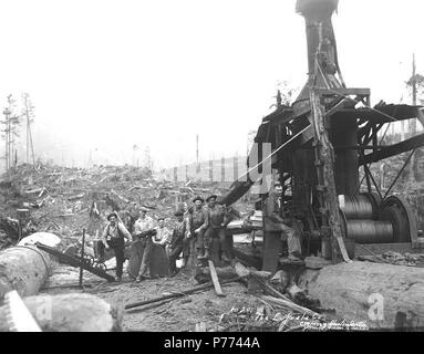 . Englisch: Logging Crew und Esel, die Eufaula Firma, Ca. 1921. Englisch: Legende zum Bild: Die Eufaula Co.C. Kinsey Foto, Seattle. Nr. 20 PH-Coll 516.1158 Die Eufaula Unternehmen wurde im Geschäft kann. 1915 bis Ca. 1926. Eufaula ist ein ehemaliger logging Stadt, die jetzt praktisch zwei Meilen nördlich des Columbia River und vier Meilen nordwestlich von Longview in westlichen Cowlitz County verlassen. In den späten 1880er Jahren wurde die Stadt von Jefferson D. Brock, ein Angestellter eines Logging Company genannt, für seine Heimatstadt in Alabama. Themen (LCTGM): Logger; Protokolle; Sägen; Dampf Esel - Washington (State); Fuelwoo Stockfoto