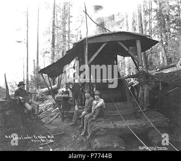 . Englisch: Logging Crew und Esel Motor, Vance Lumber Company, Malone, Ca. 1916. Englisch: PH-Coll 516.4497 Das Sägewerk in Malone wurde vor 1908 von der Joe Vance Lumber Company gegründet. Es war für die Bordeaux Lumber Company verkauft werden kann. 1922. Malone ist eine Gemeinschaft, die auf dem Moxie Creek 15 Meilen östlich von Montesano im Südosten Grays Harbor County. Es war einmal ein Sägewerk und Schindel Mühle Stadt, aber nun hat keine Bedeutung. Der Name ist für Hector J. Malone, der die erste Schindel Mühle im Jahre 1897 gegründet. Malone war eine Stadt, in der das Unternehmen die Flächen im Besitz und alle Gebäude. Themen ( Stockfoto