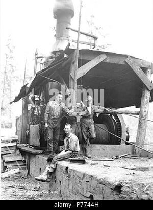 . Englisch: Logging Crew und Esel Motor, Wynooche Timber Company, Ca. 1921. Englisch: Legende auf Bild: Wynoche Anmelden Co.C. Kinsey Foto, Seattle. Nr. 58 PH-Coll 516.5155 Die Wynooche Holz unternehmen kann. 1913 mit Hauptsitz in Hoquiam und Protokollierung der Vorgänge in Montesano. Es war für Wynooche Tal im Nordosten Grays Harbor County genannt. Wynooche Timber Company wurde von Schafer Brüder Logging Company gekauft. 1927. Themen (LCTGM): Logger; Dampf Esel - Washington (State); Brennholz - Washington (State); Holzindustrie - Washington (State); Wynooche Timber Company -- Pe Stockfoto