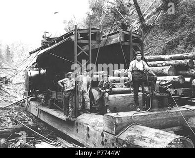 . Englisch: Logging Crew und Washington Iron Works Esel Motor Nr. 3924, National Lumber und Manufacturing Company, Ca. 1920. Englisch: Legende auf Bild: National. Kinsey Foto. Nr. 18 PH-Coll 516.2245 Die National Lumber & Manufacturing Company wurde im Geschäft von 1920 bis 1927, mit Hauptsitz und Mühle in Hoquiam und Protokollierung der Vorgänge erste in Houston und dann, 1924, in Elma. National Lumber wurde in Polson Lumber Company im Jahr 1927 verkauft. Cedarville ist eine kleine Siedlung in der Nähe der Chehalis River, 11 km südöstlich von Elma, im Südosten Grays Harbor County. Im Jahre 1855, war Es establishe Stockfoto