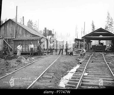 . Englisch: Sägewerk Crew, Copalis Lumber Company, Ca. 1917. Englisch: Legende auf Bild: copalis Lumber Co., Carlisle, Washington C. Kinsey Foto. Nr. 20 PH-Coll 516.809 Die copalis Lumber Company wurde im Geschäft von 1914 bis 1920. Es ist die Protokollierung Eisenbahn war in die Carlisle Lumber Company aufgenommen. Carlisle ist eine kleine Siedlung auf dem copalis Fluss vier Meilen östlich des Pazifischen Ozeans im Südwesten Grays Harbor County. Wenn im Jahr 1912 durch die Carlisle Lumber Company gegründet, es war ein beschäftigter Protokollierung und Sägewerk. Er weiterhin aktiv zu sein, bis Holz Versorgung des Unternehmens erschöpft war. Es wa Stockfoto