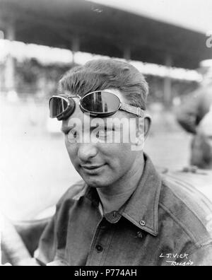 . Marvin D. Sammlung Boland BOLAND-B 4346. Englisch: Ca. 1921. Fahren Mechaniker L.J. Vick posierten für Fotografen Marvin Boland am Tacoma Speedway circa 1921. Er ist hinter dem Lenkrad eines nicht identifizierten Rennwagen auf dem Anschluss sitzt. Reiten Mechanik, oder 'mechanicians' begleitet die eigentlichen Rennen auto fahrer während des Rennens. Es ist nicht bekannt, welche Racer Herr Vick begleitet. TPL-2476. 4 Juli 1921 8 Marvin D. Sammlung Boland BOLAND L J Vick Stockfoto