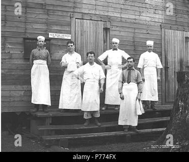 . Englisch: Messe Crew, Hamilton Logging Company, Ca. 1912. Englisch: PH-Coll 516.1442 Die englische Lumber Company hatte eine Mehrheitsbeteiligung an der Hamilton Logging Company, das Unternehmen unter diesem Namen hat von Ca. 1908 bis 1917, als der Name wurde dem Lyman Timber Company geändert. Hamilton ist eine Gemeinde am Nordufer der Skagit River 10 Meilen östlich von Sedro Woolley in zentralen Skagit County. Es war einst als die Pittsburgh des Westens, weil der Eisen- und Kohlevorkommen in der Nähe dröhnte. Die Stadt wurde für William Hamilton, der das Land, auf dem die Stadt war Bu homesteaded benannt Stockfoto