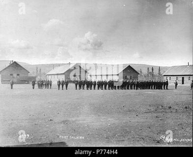 . Englisch: militärische Übungen am Fort Selkirk, Yukon Territory, Ca. 1898. Englisch: Fort Selkirk wurde das Hauptquartier der Yukon Field Force der Kanadischen Armee im Jahre 1898. Bildunterschrift auf das Bild: "Fort Selkirk'; für die Veröffentlichung im gleichen Jahr verteilt. Themen (LCTGM): Forts und Befestigungsanlagen - Yukon Themen (LCSH): Fort Selkirk (Yukon); Kanada. Armee - Bohren und Taktiken. ca. 1898 9 militärische Übungen am Fort Selkirk, Yukon Territory, ca 1898 HEGG (64) Stockfoto