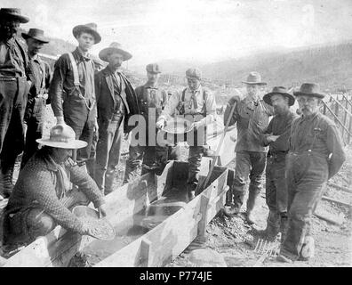 . Englisch: Bergbau Anspruch Nr. 17 Eldorado Creek, Yukon Territory, Ca. 1898. Englisch: Zeigt die Gruppe der Bergleute um Schleuse stehend, zwei Männer Goldwaschen. Bildunterschrift auf Bild: 'No 17 Eldorado 'Klondike Gold Rush. Themen (LCTGM): Gold Miner -- Yukon -- Eldorado Creek; Gold mining -- Yukon -- Eldorado Creek; Bergbau Ansprüche -- Yukon -- Eldorado Creek; Schleusen - Yukon -- Eldorado Creek Themen (LCSH): Yukon - Gold Entdeckungen. ca. 1898 9 Bergbau Anspruch Nr. 17 Eldorado Creek, Yukon Territory, ca 1898 HEGG (325) Stockfoto