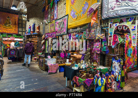 London, England, UK - 31. Dezember 2017: Boutiquen in Camden Lock Market oder Camden Town mit Menschen um in London, England, Vereinigtes Königreich Stockfoto