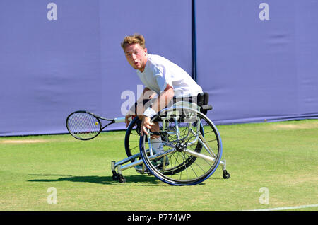 Alfie Hewett (GB) spielen in einer Demonstration Rollstuhl Tennis Spiel während der Natur Tal International, Eastbourne, 29. Juni 2018 Stockfoto