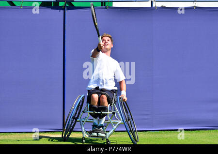 Alfie Hewett (GB) spielen in einer Demonstration Rollstuhl Tennis Spiel während der Natur Tal International, Eastbourne, 29. Juni 2018 Stockfoto