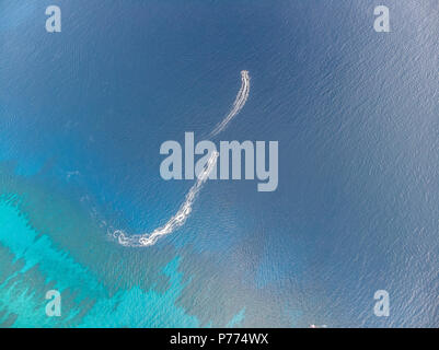 Antenne Ansicht von Wave Runner von Coral Reef Stockfoto