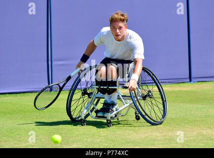 Alfie Hewett (GB) spielen in einer Demonstration Rollstuhl Tennis Spiel während der Natur Tal International, Eastbourne, 29. Juni 2018 Stockfoto